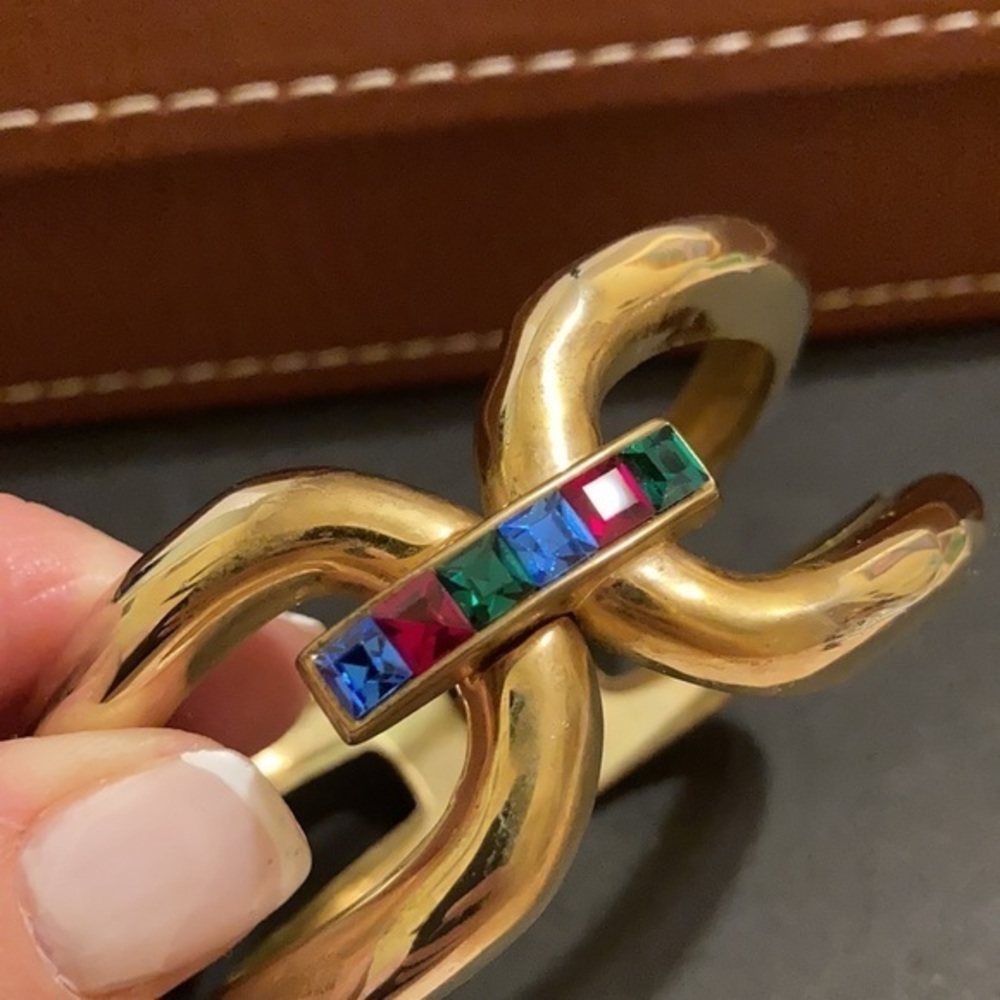 Vintage gold tone snap hinged bangle with colored crystal stones - Picture 4 of 5